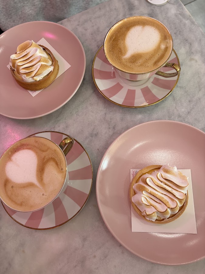Pink Latte i tartaletki z bezą w kawiarni Tortynka